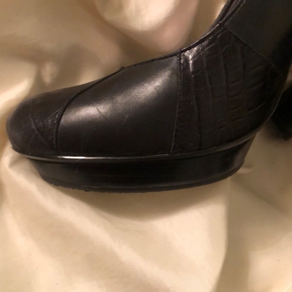 BCBG black leather heels. - Picture 4 of 6